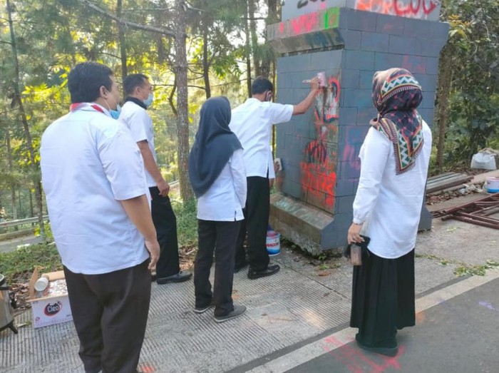 Belasan pelajar SMK di Pasuruan merayakan kelulusan dengan konvoi dan mencoret-coret seragam. Euforia kelulusan juga mereka ekspresikan dengan mencoret-coret gapura kawasan wisata Bromo.
