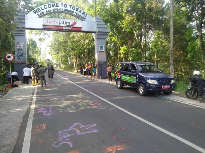 Gapura menuju kawasan wisata Bromo di Kecamatan Tosari, Kabupaten Pasuruan menjadi sasaran vandalisme pelajar. Gapura berwarna abu-abu itu dipenuhi coretan identitas berbagai sekolah.