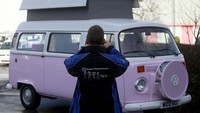 Ide VW Kombi ini sebenarnya berasal dari importir mobil VW asal Belanda, Ben Pon. Pada 1947, Ben terinspirasi dari troli bermotor di pabrik-pabrik.   