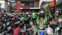 Diketahui kerumunan terjadi mulai pukul 11.00 WIB, salah satu pengemudi ojek online mengatakan ia telah antre hingga 2 jam.  