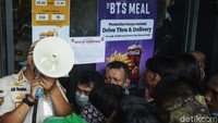 Antrean terus menumpuk hingga petugas Satpol PP tiba dan memberikan sanksi penyegelan tempat usaha dan sanksi tertulis.  