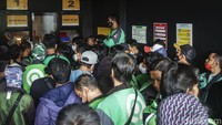 Sementara pihak ojek online mengaku kecewa dengan adanya promo ini, sebab mereka harus rugi waktu untuk menunggu dengan waktu yang cukup lama.  
