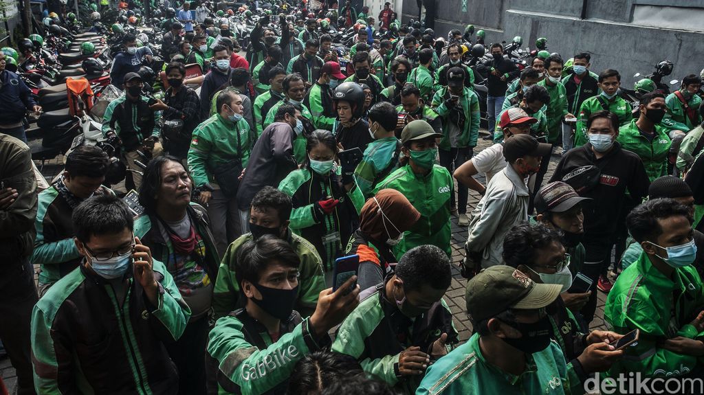 Sejumlah ojek online (ojol) mendatangi McDonald's Raden Saleh, Jakarta, Rabu (9/6/2021). Ramainya antrean membuat terjadinya kerumunan di lokasi ini.
