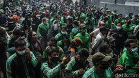 Selain itu mereka juga akan dikenakan pengurangan poin jika membatalkan orderan. Antrean yang membludak akhirnya tak terbendung, para ojek online nekat masuk hingga dalam ruangan agar pesanan segera didapatkan.  