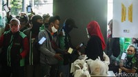 BTS Meal dikemas dalam wadah khusus dengan desain berwarna ungu yang merupakan ciri khas dari BTS.  