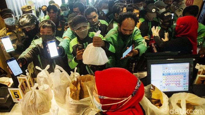 Waduh! Gegara BTS Meal, Ojol Berkerumun di McD Sejumlah ojek online (ojol) mendatangi McDonalds Raden Saleh, Jakarta, Rabu (9/6/2021). Ramainya antrean membuat terjadinya kerumunan di lokasi ini.