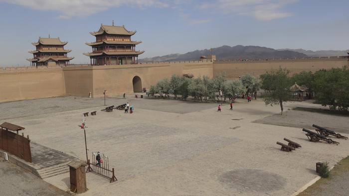 Suasana bagian dalam Tembok Besar China di Kota Jiayuguan, Provinsi Gansu, China, Senin (7/6/2021). Tembok yang dibangun oleh Dinasti Ming pada tahun 1372 tersebut merupakan benteng pertahanan militer terkuat yang pernah dimilliki China pada saat itu untuk menangkal serangan dari Mongolia. ANTARA FOTO/M. Irfan Ilmie/wsj.