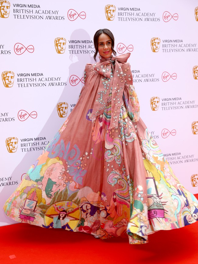 Zawe Ashton adalah salah satu pemeran di serial The Handmaids Tale. Seperti sang kekasih, ia juga telah bergabung dengan Marvel Cinematic Universe (MCU) dan membintangi film The Marvels yang akan dirilis pada 2022. (Foto: Getty Images)