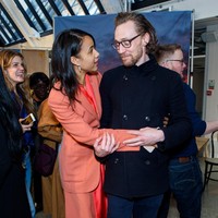 Pada 2020, Zawe Ashton dan Tom Hiddleston pernah beradu akting dalam satu produksi teater West End, London, berjudul Betrayal. Meski tak mengaku sebagai sepasang kekasih, sejoli ini tak ragu menunjukkan kemesraan mereka saat mempromosikan Betrayal. (Foto: Getty Images)