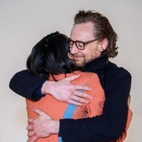 Jalinan asmara Tom Hiddleston dan Taylor Swift hanya berlangsung kurang dari setahun. Meski terbilang singkat, hubungan mereka menjadi sorotan media. Putus dari Taylor Swift pada 2017, Tom sempat menjomblo sebelum akhirnya mendapat pacar baru. (Foto: Getty Images)