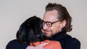 Jarang Terekspos, Inikah Kekasih Tom Loki Hiddleston Setelah Taylor Swift?