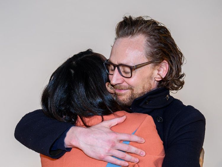 Jarang Terekspos, Inikah Kekasih Tom Loki Hiddleston Setelah Taylor Swift?