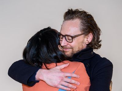 Jarang Terekspos, Inikah Kekasih Tom Loki Hiddleston Setelah Taylor Swift?