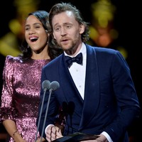 Tom Hiddleston terlihat semakin serius menjalin hubungan dengan perempuan 36 tahun itu. Pertengahan tahun lalu, mereka dikabarkan sudah tinggal bersama di Atlanta, lokasi pengambilan gambar serial Loki. (Foto: Getty Images)
