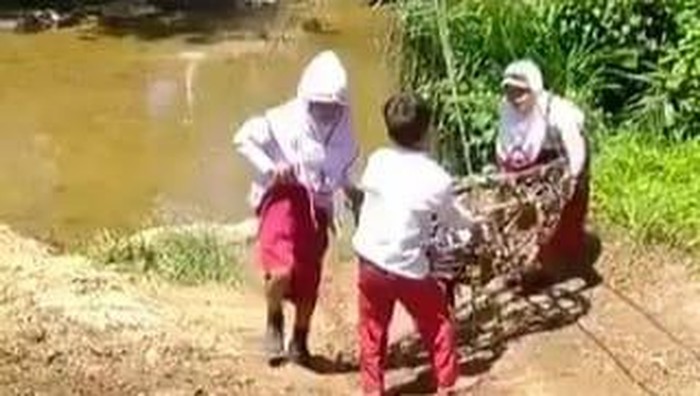 3 siswa SD ke sekolah pakai kereta gantung
