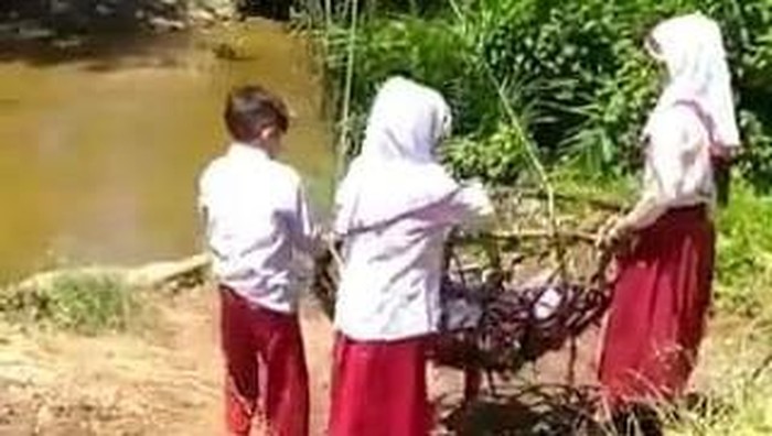 3 siswa SD ke sekolah pakai kereta gantung