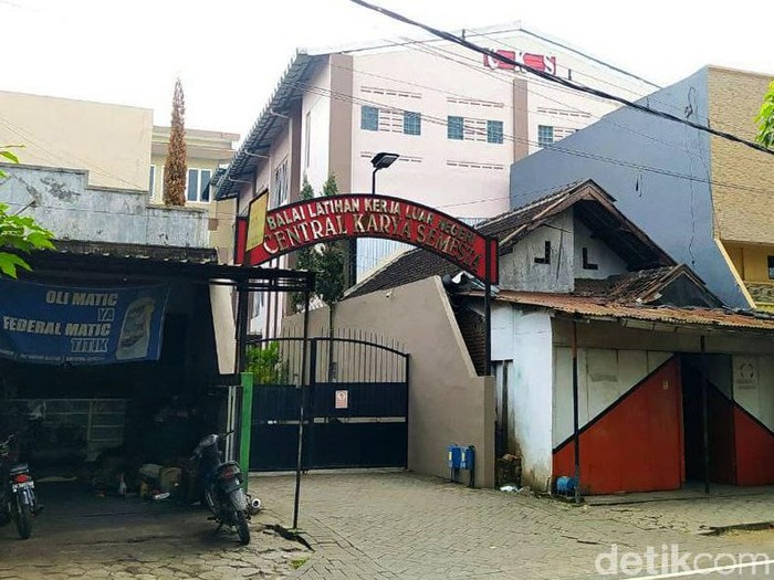 5 calon TKW kabur dan loncat dari tempat penampungan di Kota Malang. Mereka kabur menggunakan kain selimut yang dililitkan ke tembok balai pelatihan kerja.