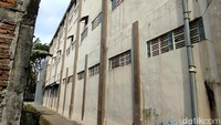 5 Calon TKW kabur dan loncat dari tempat penampungan di Jalan Rajasa, Kelurahan Bumiayu, Kecamatan Kedungkandang, Kota Malang. Mereka kabur menggunakan kain selimut yang dililitkan ke tembok balai pelatihan kerja, Centra Karya Semesta di Jalan Rajasa, Rabu (9/6/2021) malam.