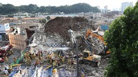 Bus yang berhenti di depan lokasi penghancuran gedung itu membawa 17 orang saat kecelakaan terjadi pada Rabu (9/6) waktu setempat di kota Gwangju, barat daya Seoul, ibu kota Korsel.