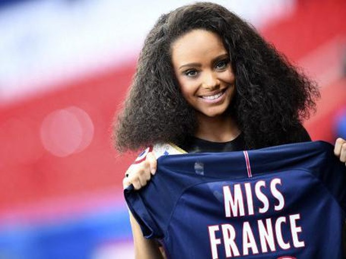 Miss France 2017 Alicia Aylies poses with a jersey ahead of the UEFA Women's Champions League quarter-final second leg football match between Paris Saint-Germain (PSG) and Bayern Munich at the Parc des Princes stadium in Paris on March 29, 2017. (Photo by FRANCK FIFE / AFP)