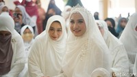Senyum Nadzira Shafa resmi menjadi istri Ameer Azzikra. Foto: Hanif/detikHOT