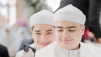 Sebagai putra almarhum Ustaz Arifin Ilham, Ameer Azzikra juga mendapat sorotan masyarakat. Terlebih setelah Ameer menikahi Nadzira Shafa di usia 20 tahun. Sayangnya takdir menggariskan Ameer hanya menikmati kehidupan rumah tangga selama 6 bulan. Adik Alvin Faiz tersebut meninggal pada 29 November 2021 karena infeksi liver. Dok. Instagram