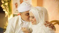 Masih malu-malu, Ameer Azzikra peluk dan cium pipi Nadzira Shafa. Foto: Hanif/detikHOT