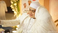 Serasa dunia milik berdua, kini giliaran Nadzira Shafa beri kecupan mesra ke pipi Ameer Azzikra. Foto: Hanif/detikHOT