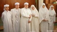 Ameer Azzikra foto bersama istri, ibunda, Alvin Faiz dan adik-adiknya. Tidak terlihat Larissa Chou dalam foto tersebut. Foto: Hanif/detikHOT