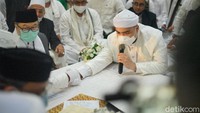 Meski terlihat tegang, Ameer Azzikra lancar mengucap ijab kabul dalam satu tarikan napas. Foto: Hanif/detikHOT