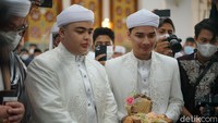 Alvin Faiz mendampingi Ameer Azzikra menuju akad nikah. Foto: Hanif/detikHOT