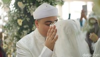 Sudah halal, Ameer Azzikra pertama kali mencium Nadzira Shafa. Foto: Hanif/detikHOT