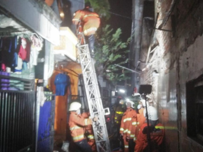 Api Ludeskan Rumah di Surabaya, Satu Keluarga Terbakar Hingga 70 Persen