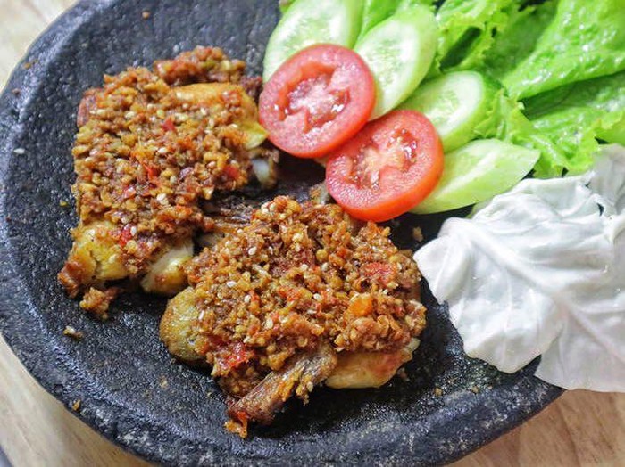 Ayam gepuk di Jakarta Pedas Mampus! 5 Tempat Makan Ayam Gepuk dengan Sambal Super Pedas