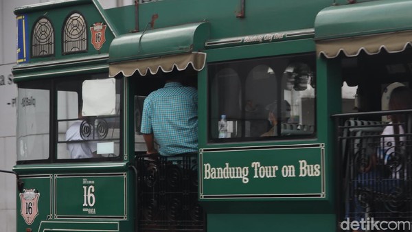 Ada berbagai pilihan rute, yaitu wisata belanja atau menuju ke tempat-tempat kuliner. Selama kurang lebih 45 menit, traveler akan diajak menjelajahi kota Bandung. (Wisma Putra/detikTravel) Ada berbagai pilihan rute, yaitu wisata belanja atau menuju ke tempat-tempat kuliner. Selama kurang lebih 45 menit, traveler akan diajak menjelajahi kota Bandung. (Wisma Putra/detikTravel)