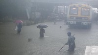 India dilanda cuaca buruk hujan lebat yang menimbulkan banjir bandang.  