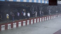 Mumbai mencatat 222 milimeter hujan dalam 12 jam. Gelombang pasang yang mencapai hingga 4,6 m mencegah curah hujan dikeringkan, dan jalan, rel kereta api, dan lingkungan sekitar tergenang air.  