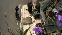 Di beberapa titik tampak permukaan trotoar sudah rusak.  