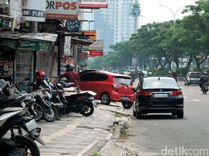 Siap-siap! Dishub Depok Bakal Gembok Kendaraan yang Parkir Liar di Trotoar