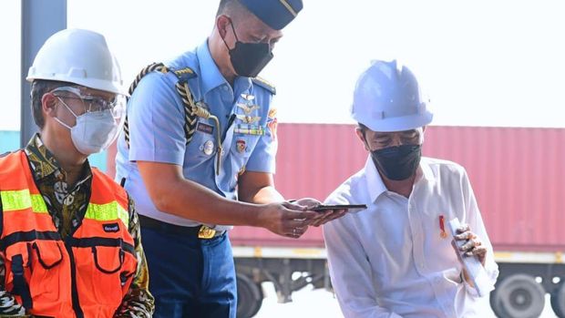Presiden Jokowi berdiaalog dengan sopor kontainer di Pelabuhan Tanjung Priok, Jakarta Utara