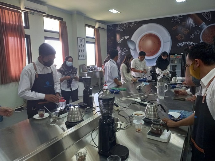 Balai Latihan Kerja (BLK) Komunitas yang dibangun Kementerian Ketenagakerjaan membuka berbagai jenis kejuruan  pelatihan vokasi yang menarik untuk mempersiapkan tenaga kerja yang berkompeten dan berdaya saing.