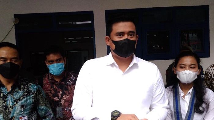Bobby Nasution (kemeja putih-masker hitam)/Datuk-detikcom