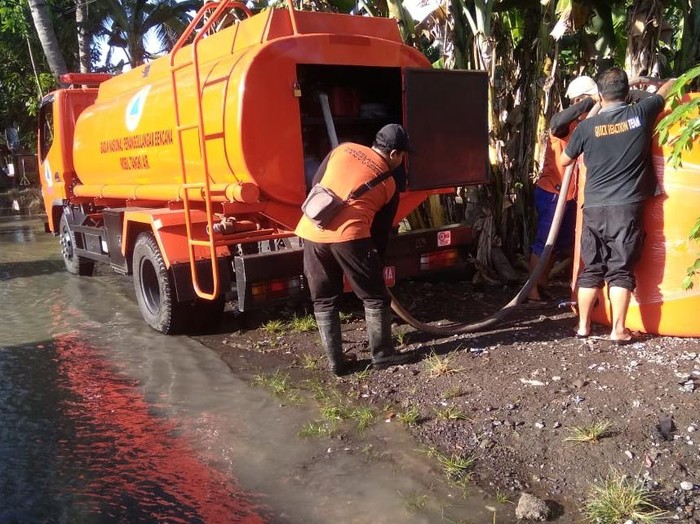 BPBD Banyuwangi memberi bantuan air bersih dan makanan ke warga terdampak banjir di Kelurahan Sumberrejo. Data BPBD Banyuwangi menyebut di kawasan tersebut ada 196 rumah warga yang terendam air.