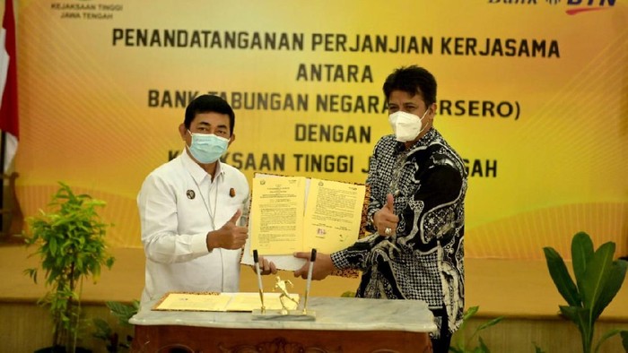 BTN Gandeng Kejati Jateng Kepala Kantor Wilayah 6 PT Bank Tabungan Negara (Persero) Tbk. Edward Alimin Syarif bersama Kepala Kejaksaan Tinggi Jawa Tengah Priyanto menunjukkan naskah Perjanjian Kerja Sama (PKS) yang telah ditandatangani bersama di Kantor Kerjaksaan Tinggi (Kejati) Jateng, Semarang, Rabu (9/6).