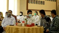 Kepala Kantor Wilayah 6 PT Bank Tabungan Negara (Persero) Tbk. Edward Alimin Syarif bersama Kepala Kejaksaan Tinggi Jawa Tengah Priyanto menunjukkan naskah Perjanjian Kerja Sama (PKS) yang telah ditandatangani bersama di Kantor Kerjaksaan Tinggi (Kejati) Jateng, Semarang, Rabu (9/6). 