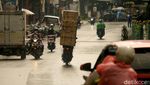 Bukan Penumpang, Motor di Ciputat Ini Malah Angkut Kulkas