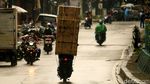 Bukan Penumpang, Motor di Ciputat Ini Malah Angkut Kulkas