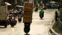 Aksi pengendara motor membawa barang berukuran besar itu pun berbahaya. Pasalnya ukuran motor yang kecil tentunya tak cocok untuk mengangkut barang berukuran besar seperti kulkas. Tak hanya membahayakan diri sendiri, aksi motor obesitas itu pun juga berbahaya bagi pengguna jalan lainnya bila barang yang diangkut tak diikat dengan benar. 