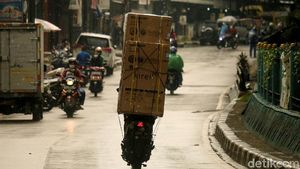 Bukan Penumpang, Motor di Ciputat Ini Malah Angkut Kulkas