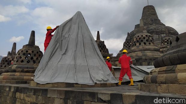 Pembukaan terpaulin Candi Borobudur sejak Rabu kemarin (9/6).
